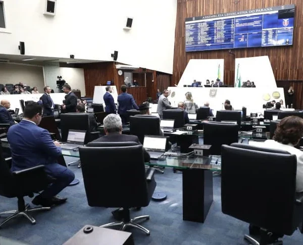 Com superávit e arrecadação em alta, governo de Ratinho nega reajuste para professores aposentados (Jornal Plural)